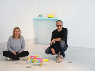 Lada Cerar Sedlaček in Sa&scaron;o Sedlaček s svojo najnovej&scaron;o razstavo opozarjata na ohromljenost s strahovi ter distopični, mračni pogled na na&scaron;o prihodnost.&nbsp;