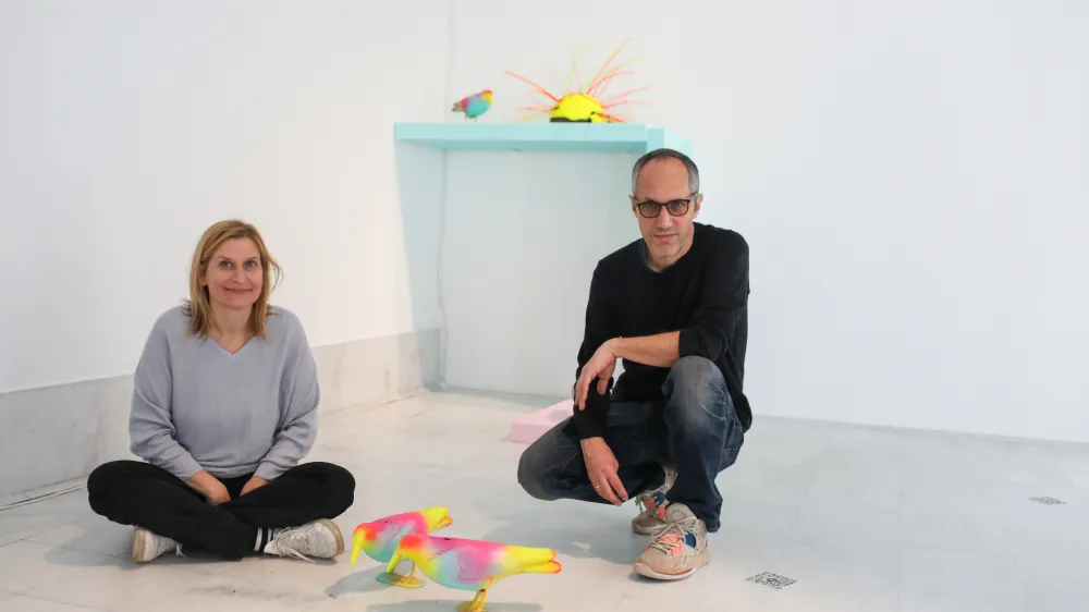 Lada Cerar Sedlaček in Sa&scaron;o Sedlaček s svojo najnovej&scaron;o razstavo opozarjata na ohromljenost s strahovi ter distopični, mračni pogled na na&scaron;o prihodnost.&nbsp;