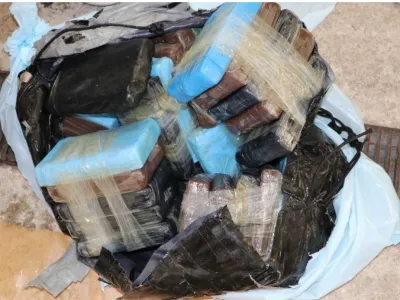 Zavoji s kokainom so bili skriti v dovodu morske vode za hlajenje pogonskih sistemov.&nbsp;