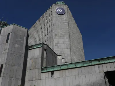 Na zavodu za varstvo kulturne dedi&scaron;čine ocenjujejo, da bi bila ureditev hotela v Ravnikarjevi stolpnici s kulturnovarstvenega vidika manj primerna, saj bi bilo treba zaradi specifike dejavnosti dodatno posegati v zavarovano stavbo.&nbsp;