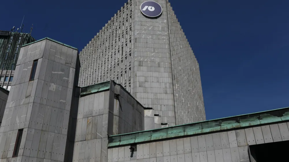 Na zavodu za varstvo kulturne dedi&scaron;čine ocenjujejo, da bi bila ureditev hotela v Ravnikarjevi stolpnici s kulturnovarstvenega vidika manj primerna, saj bi bilo treba zaradi specifike dejavnosti dodatno posegati v zavarovano stavbo.&nbsp;