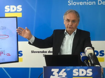 Ale&scaron; Hojs, predsednik mestnega odbora SDS Ljubljana in podpredsednik stranke SDS<br><br> <br><br>- 15.03.2023 &ndash; Sedež stranke SDS na Trstenjakovi ulici 8 v Ljubljani - novinarska konferenca predsednika mestnega odbora SDS Ljubljane in podpredsednika stranke SDS Ale&scaron;a Hojsa z naslovom:"Kanal C0 in Jankovićeve laži."<br><br> <br><br>//FOTO: Nik Erik Neubauer