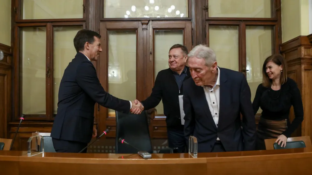 Odkar sta vodja svetni&scaron;kega kluba Gibanja Svoboda Samo Logar (levo) in Lista Zorana Jankovića v začetku lanskega leta sklenila koalicijsko pogodbo, je Gibanje Svoboda dobilo kar nekaj mest v svetih javnih zavodov, danes pa utegneta dva svetnika Svobode postati nadzornika javnih podjetij Ljubljanska parkiri&scaron;ča in tržnice ter Žale.