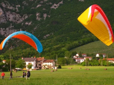 V Vipavski dolini vzleti in pristane okrog 20.000 jadralnih padalcev in zmajarjev na leto.&nbsp;