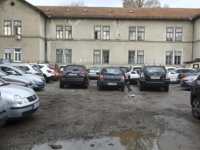 - 11.12.2023 &ndash;Gradi&scaron;nikova ulica 3 v Ljubljani - zemlji&scaron;če, kjer je načrtovana nadomestna modularna bolnica UKC za potrebe infekcijske klinike na lokaciji biv&scaron;e nevrolo&scaron;ke bolnice //FOTO: Luka Cjuha