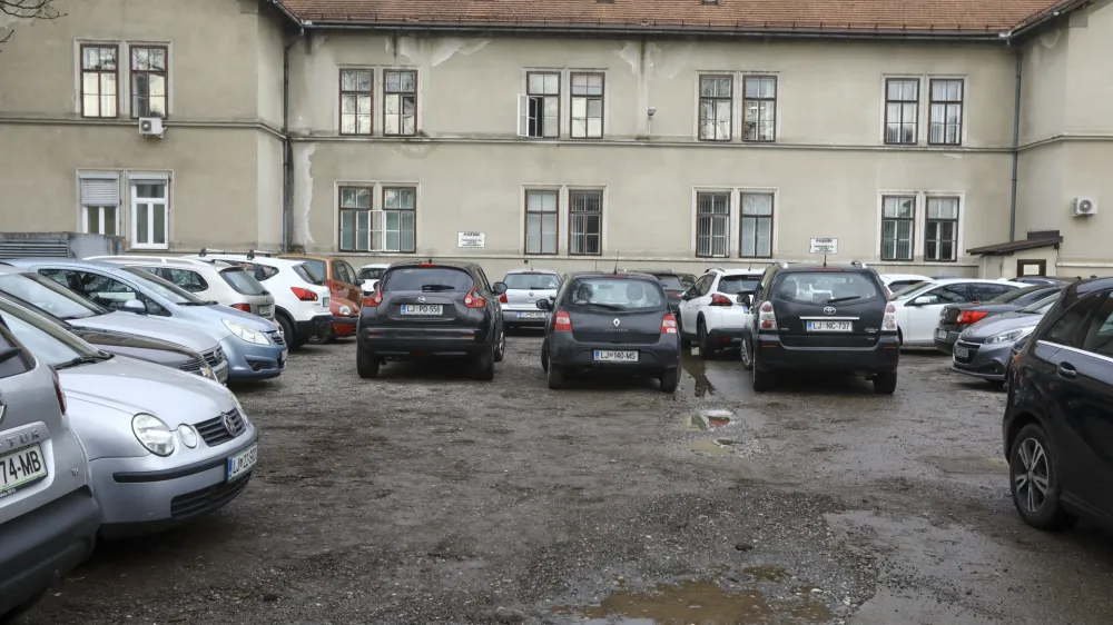 - 11.12.2023 &ndash;Gradi&scaron;nikova ulica 3 v Ljubljani - zemlji&scaron;če, kjer je načrtovana nadomestna modularna bolnica UKC za potrebe infekcijske klinike na lokaciji biv&scaron;e nevrolo&scaron;ke bolnice //FOTO: Luka Cjuha