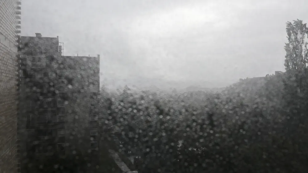 - 28.05.2019 - simbolična fotografija - nepremičnine, davek, stavba, najemnina, stanovanje, stanovanjski sklad, deževje - zaro&scaron;eno okno - vlaga - prezračevanje     //FOTO: Jaka Gasar