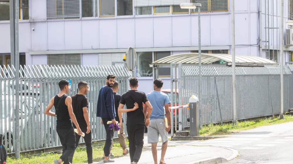 - migranti -- prezasedenosti azilnega doma - sprejme lahko največ 350 ljudi, trenutno jih je tam že 1200 - 15.09.2023 &ndash; Azilni dom Ljubljana - Urad Vlade republike Slovenije za oskrbo in integracijo Migrantov, Cesta v Gorice 15 v Ljubljani -Vič //FOTO: Bojan Velikonja
