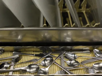 - centralna kuhinja,jedilni pribor, nož, vilica, žlica, pladenj- Univerzitetni klinični center (UKC) Ljubljana 2013 - podzemlje - kletni prostori//FOTO: Jaka Gasar