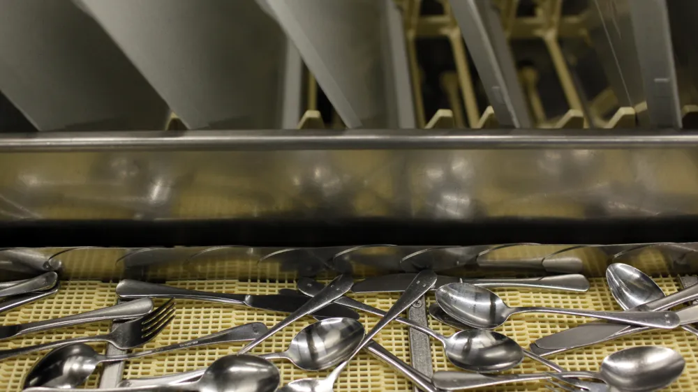 - centralna kuhinja,jedilni pribor, nož, vilica, žlica, pladenj- Univerzitetni klinični center (UKC) Ljubljana 2013 - podzemlje - kletni prostori//FOTO: Jaka Gasar