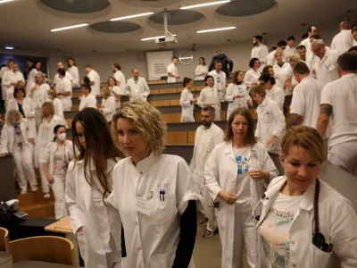 - 15.01.2024 - stavka Sindikata zdravnikov in zobozdravnikov Slovenije &ndash; protest zaradi neuresničenih zavez vlade iz že sklenjenih sporazumov - zbor zaposlenih na Onkolo&scaron;kem in&scaron;titutu Ljubljana//FOTO: Tomaž Skale