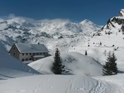 Nad&scaron;kofija želi nazaj tudi slabih dva tisoč hektarjev zemlji&scaron;č in nekaj objektov na območju med Kočo pod Bogatinom (na fotografiji) in Kočo pri Triglavskih jezerih, vendar po dobrih treh desetletjih &scaron;e vedno ni jasno, ali je sploh denacionalizacijska upravičenka. Foto: spletna stran PD Srednja vas v Bohinju