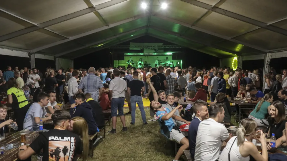 Gasilsko zvezo Slovenije skrbi, da bo nova uredba o zvoku in prireditvah ogrozila prihodnost gasilskih veselic. Foto: Jaka Gasar&nbsp;