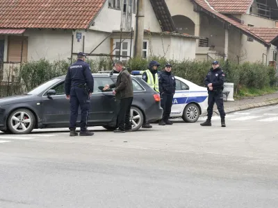 Policisti preiskujejo vse, ki so na območju. Prei&scaron;čejo vozila, identificirajo voznike. 