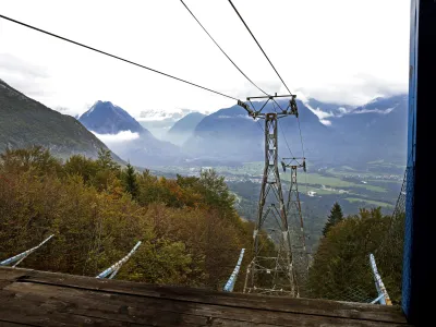 ATC smuči&scaron;če Kanin - postaja B - gondolska žičnica - gondola - - POSOČJE 2013 - upad povpra&scaron;evanja po turističnih zmogljivostih - turizem //FOTO: Bojan Velikonja OPOMBA: ZA OBJAVO V PRILOGI &ndash; DNEVNIKOV OBJEKTIV - REPORTAŽA 2013