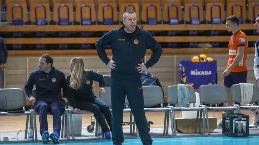  Radovan Gačič,, trener odbojkarjev ACH Volley<br><br><br>08.02.2023 - odbojka - pokal Cev, četrtfinale, 1. tekma:<br>   ACH Volley - Modena<br><br>FOTO: Luka Cjuha