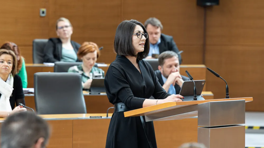 Ljubljana, DZ.<br>Nadaljevanje seje DZ, na kateri so obravnavali interpelacijo o delu in odgovornosti ministrice za digitalno preobrazbo Emilije Stojmenove Duh.<br>Ministrica za digitalno preobrazbo Emilija Stojmenova Duh.