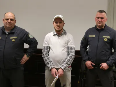 Petintridesetletni Boris Močnik je svojo vlogo v ropu priznal, partnerko Katjo Kup&scaron;ek pa razbremenil.