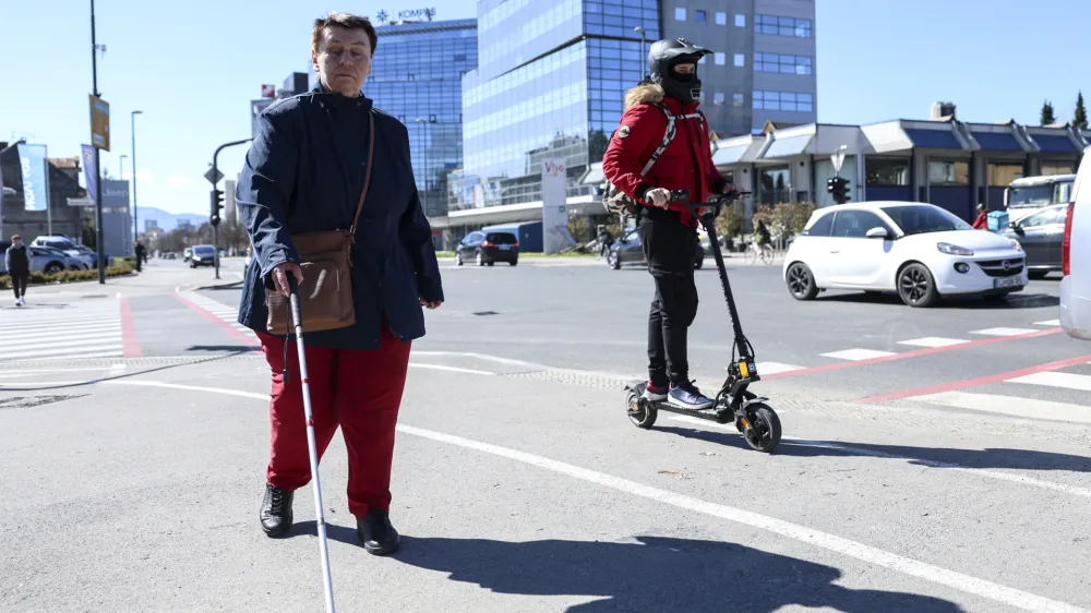 Velika težava za slepe osebe so električna vozila, ki so hitra in nesli&scaron;na. To je &scaron;e posebej nevarno na območju, kot je Dunajska cesta, kjer kolesarska steza ni fizično razmejena od pločnika.