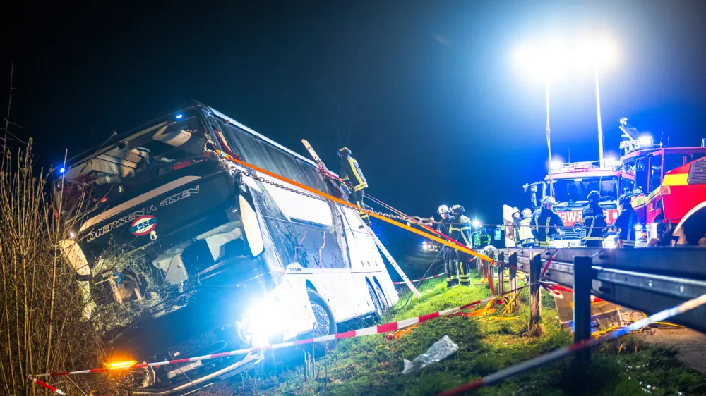 29 March 2024, North Rhine-Westphalia, Werl: Firefighters work at the scene of an accident on Highway 44 (A44) where more than 20 people were injured. Photo: Daniel Schr&ouml;der/dpa