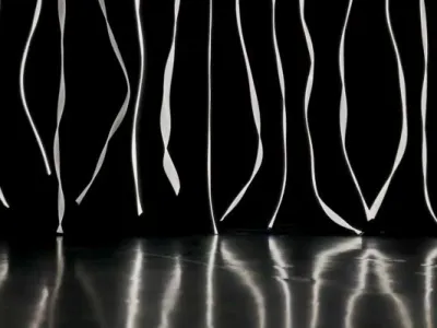 avdiovizualno instalacijo &scaron;pansko-katalonskega umetnika Marca Vilanove z naslovom Cascade.