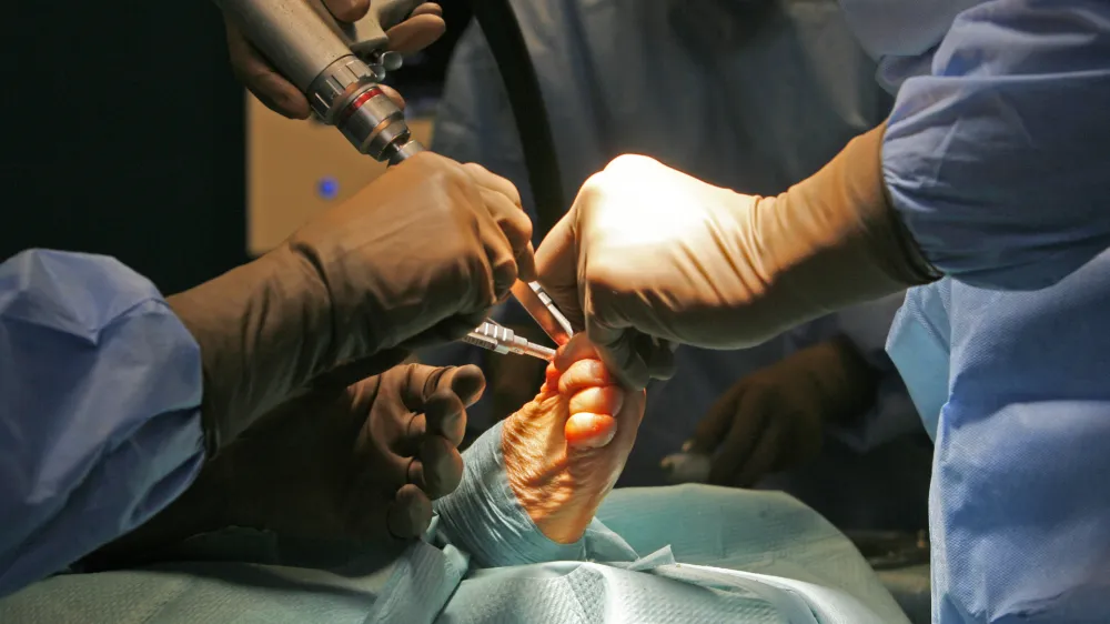 Prebivalcem, ki zaradi dolgov ostanejo brez dostopa do polne zdravstvene oskrbe, so v javnem zdravstvu na voljo le nujna zdravljenja. Ne morejo do &scaron;tevinih ortopedskih posegov, na primer do operacije nožnega palca.&nbsp;