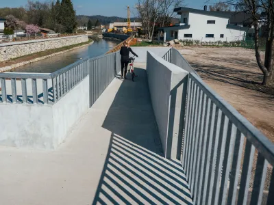 Kolesarji morajo za prečkanje brvi sestopiti s kolesa. Na staro brv so se zapeljali brez težav.&nbsp;