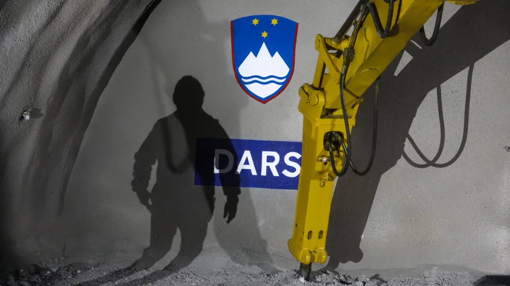 simbolična fotografija DARS18.3.2024 - predor Karavanke - dogodek ob preboju vzhodne cevi avtocestnega predora Karavanke, nagovor bo imel predsednik vlade Robert Golob, dogodka se bo udeležila tudi ministrica za infrastrukturo Alenka Bratu&scaron;ekFoto: Luka Cjuha