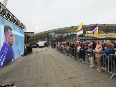 Maribor - nogomet Nk Maribor inNk Radomlje - navijači pred stadionom - igranje brez navijačev