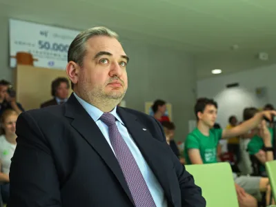 V zadnjih letih Sij na veliko kreditira svojega večinskega lastnika, podjetje Dilon, prek katerega predsednik Sijeve uprave Andrej Zubitski posredno obvladuje 72-odstotni lastni&scaron;ki delež Sija.&nbsp;