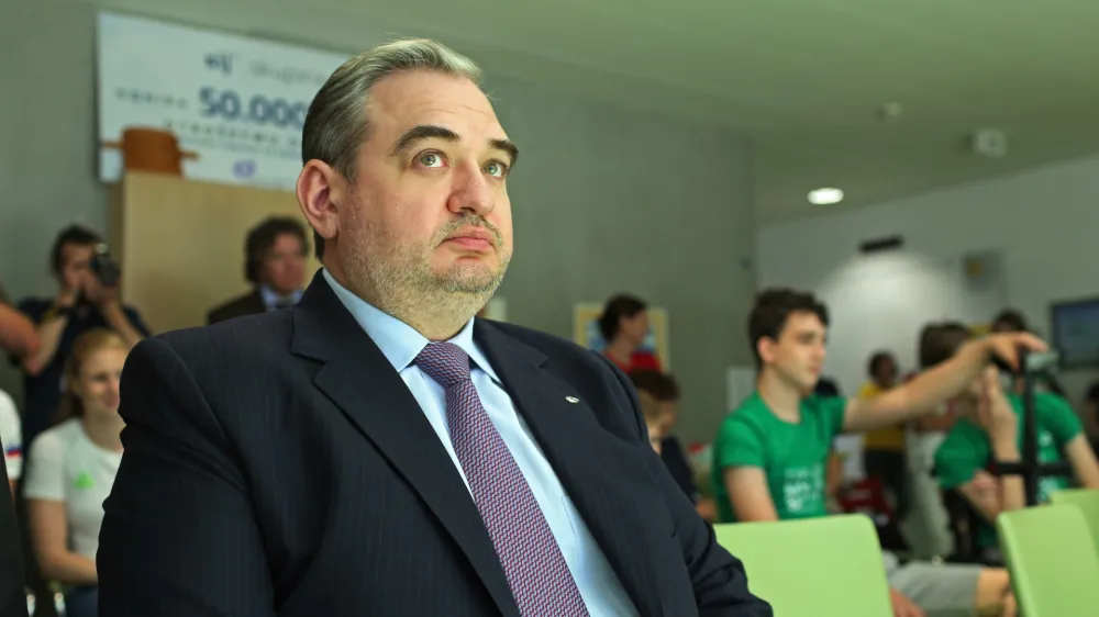 V zadnjih letih Sij na veliko kreditira svojega večinskega lastnika, podjetje Dilon, prek katerega predsednik Sijeve uprave Andrej Zubitski posredno obvladuje 72-odstotni lastni&scaron;ki delež Sija.&nbsp;