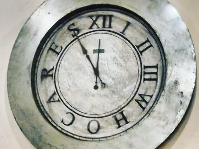 Čas ni pomemben. Ura v bistroju Veliki je vedno pet do polnoči. 