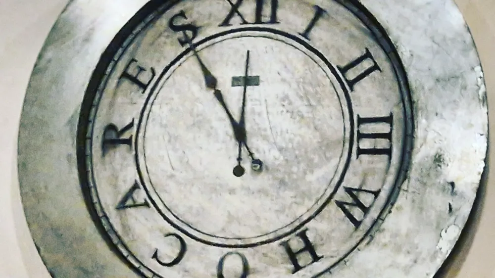 Čas ni pomemben. Ura v bistroju Veliki je vedno pet do polnoči. 