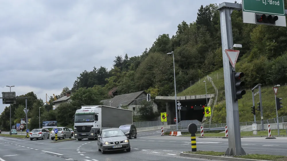 Ko bo zgrajen polni priključek iz &scaron;entvi&scaron;kega predora na Celov&scaron;ko cesto, bodo vozniki lahko iz predora zavili desno proti sredi&scaron;ču mesta, vozniki s Celov&scaron;ke iz smeri centra pa levo v predor.&nbsp;