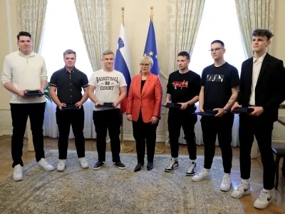 Ljubljana, Predsedniska palaca.<br>Predsednica republike Natasa Pirc Musar je sprejela sest dijakov, ki so konec februarja na zelezniski postaji v Celju resili zivljenje moskemu s srcnim zastojem.