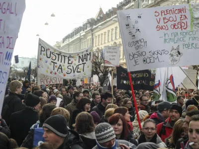 - Splo&scaron;na stavka v javnem sektroju 2013 - protest zaradi predvidenega znižanja mase sredstev za plače v javnem sektorju, kar bi imelo za posledico tudi odpu&scaron;čanje zaposlenih.- javni sektor -     //FOTO: Jaka Gasar
