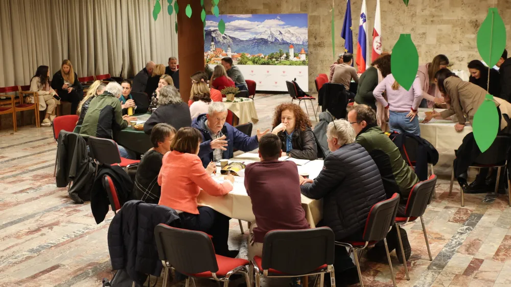 V sklopu posveta so občani razpravljali o zelenih povr&scaron;inah v Kranju. Foto: MOK
