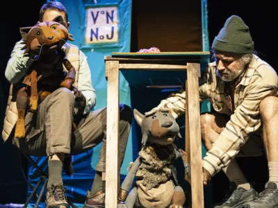 Predstava Samson in Roberto: Fjordski razgled, ki jo bodo nocoj premierno uprizorili v Lutkovnem gledali&scaron;ču Ljubljana, premi&scaron;ljuje o tem, kaj je normalno, kaj sprejemljivo, kaj je neprimerno in kako je lahko drugačnost tudi pozitivna. Foto: Ur&scaron;ka Boljkovac