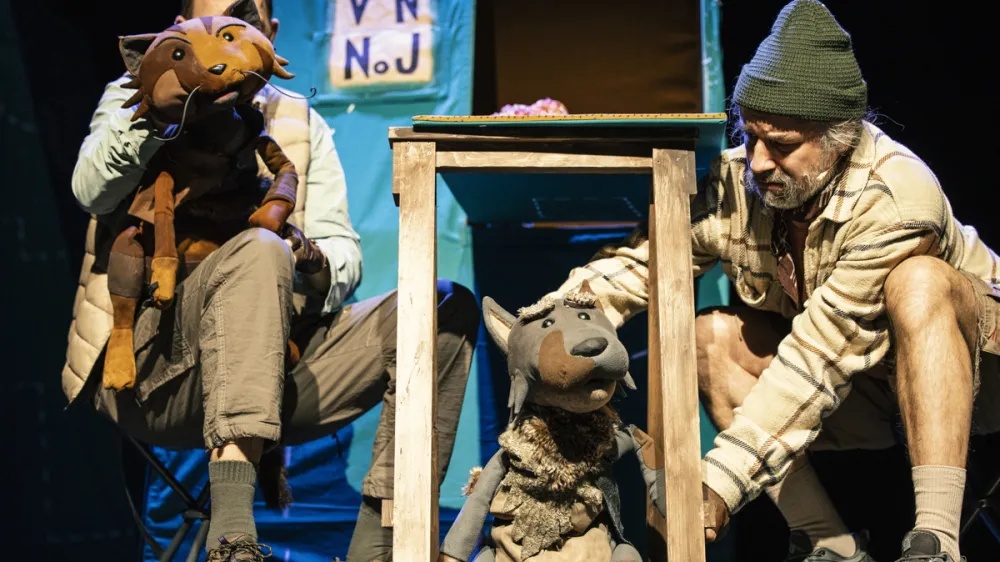 Predstava Samson in Roberto: Fjordski razgled, ki jo bodo nocoj premierno uprizorili v Lutkovnem gledali&scaron;ču Ljubljana, premi&scaron;ljuje o tem, kaj je normalno, kaj sprejemljivo, kaj je neprimerno in kako je lahko drugačnost tudi pozitivna. Foto: Ur&scaron;ka Boljkovac