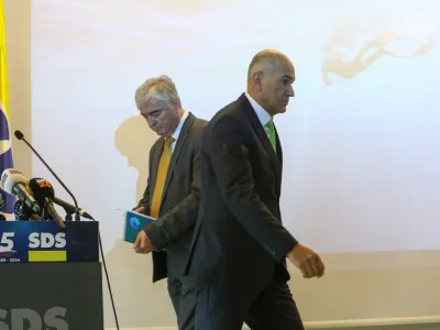 Janez Jan&scaron;a in Milan Zver02.04.2024 - novinarske konference predsednika SDS Janeza Jan&scaron;e in evropskega poslanca Milana Zvera, na kateri bosta razkrila interne dokumente Evropske komisije v povezavi z obiskom podpredsednice Evropske komisije Vere Jourove v Sloveniji.Foto: Luka Cjuha