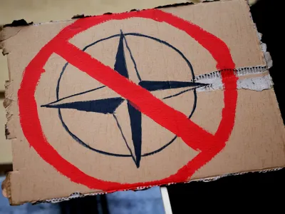 Ljubljana, Trg francoske revolucije.<br>Protestni shod, ki ga je v okviru kampanje Ne Nato, mir nam dajte! ob 20. obletnici vstopa Slovenije v Nato pripravila ekosocialisticna iniciativa Klas.