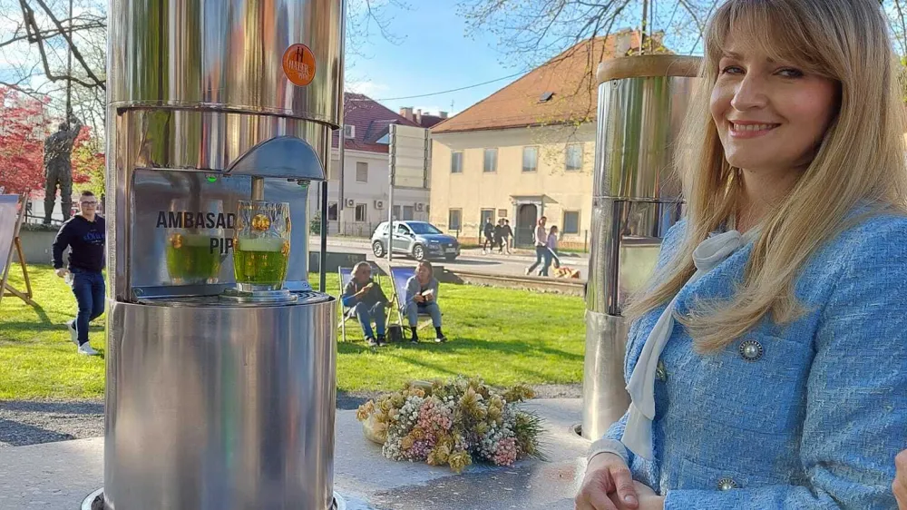 Lanska ambasadorka fontane piv, glasbenica Ani Frece, je predala svojo nalogo igralki Lari Jankovič.
Foto: arhiv ZK&Scaron;T