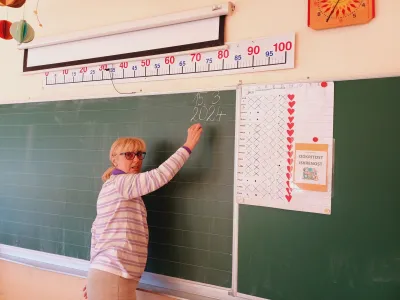 Otroci, ki so vključeni tudi v jutranje varstvo, v &scaron;oli preživijo celo po deset ur na dan. Tudi zato je podalj&scaron;ano bivanje, kjer je velik poudarek na vzgoji in socialnih stikih, zelo pomembno, poudarja učiteljica Vilma Pegan.