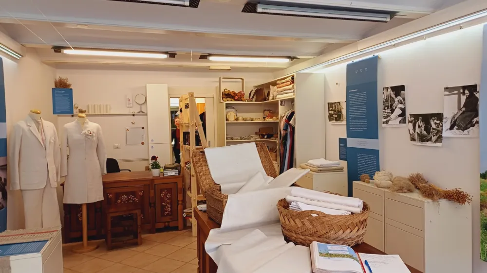 Razstava obiskovalca popelje skozi zgodovino platnarstva na &Scaron;kofjelo&scaron;kem.