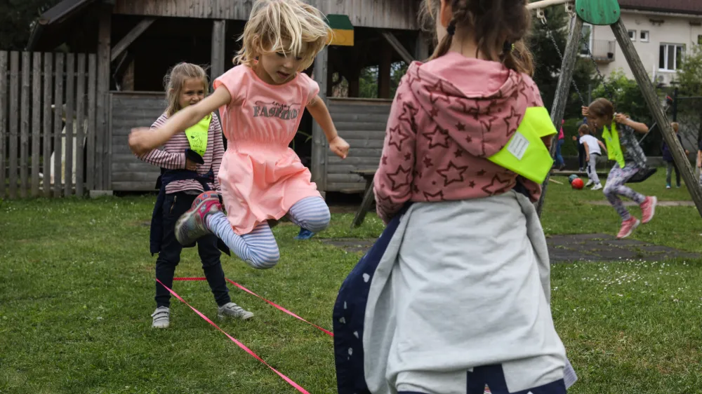 - osnovno&scaron;olci- &scaron;olsko igri&scaron;če- igrala -- otro&scaron;ka igra - 30.05.2022 &ndash; Osnovna &scaron;ola O&Scaron; Preska, Pre&scaron;ka cesta 22, Medvode //FOTO: Bojan Velikonja