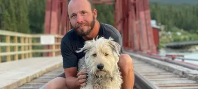 Oliver Tič in psička Carlitos