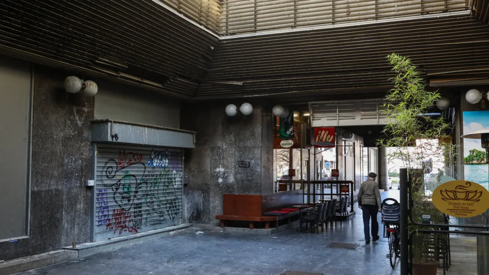 - Zaprta trafika, lamelni strop, ki omogoča golobom gnezdenje.13.03.2024. - Reportaža o težavah v pasaži Nebotičnika.//FOTO: Bojan Velikonja