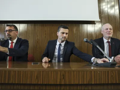 Kandidati za naslednika Tanje Fajon Tadej Beočanin, Jani Prednik in Milan Brglez so se na predkongresnem terenskem srečanju v Ljubljani predstavili članom stranke SD.&nbsp;