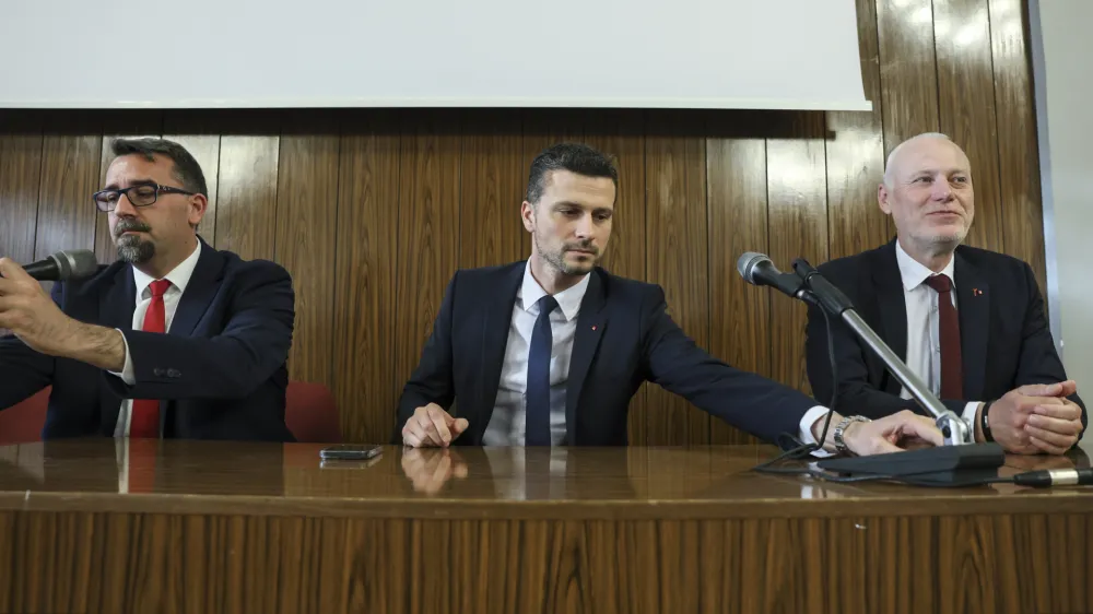 Kandidati za naslednika Tanje Fajon Tadej Beočanin, Jani Prednik in Milan Brglez so se na predkongresnem terenskem srečanju v Ljubljani predstavili članom stranke SD.&nbsp;