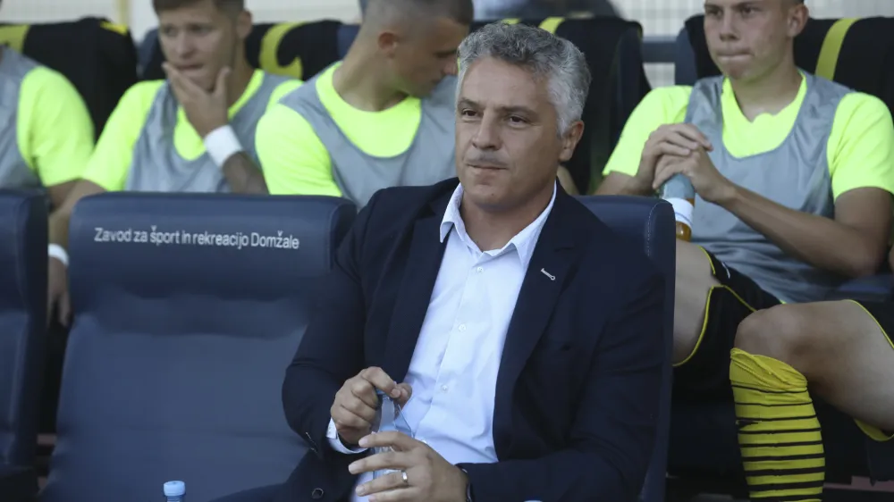 Oliver Bogatinov je &scaron;e pred tednom dni sedel na klopi Radomelj, danes bo proti svojim nekdanjim delodajalcem debitiral v vlogi trenerja Kopra. Foto: Luka Cjuha